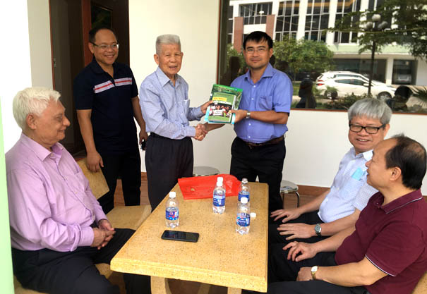 Lãnh[-]đạo[-]Hội[-]BVTN&MT[-]Việt[-]Nam[-]thăm[-]hỏi[-]một[-]số[-]tổ[-]chức,[-]hội[-]viên[-]khu[-]vực[-]phía[-]Nam